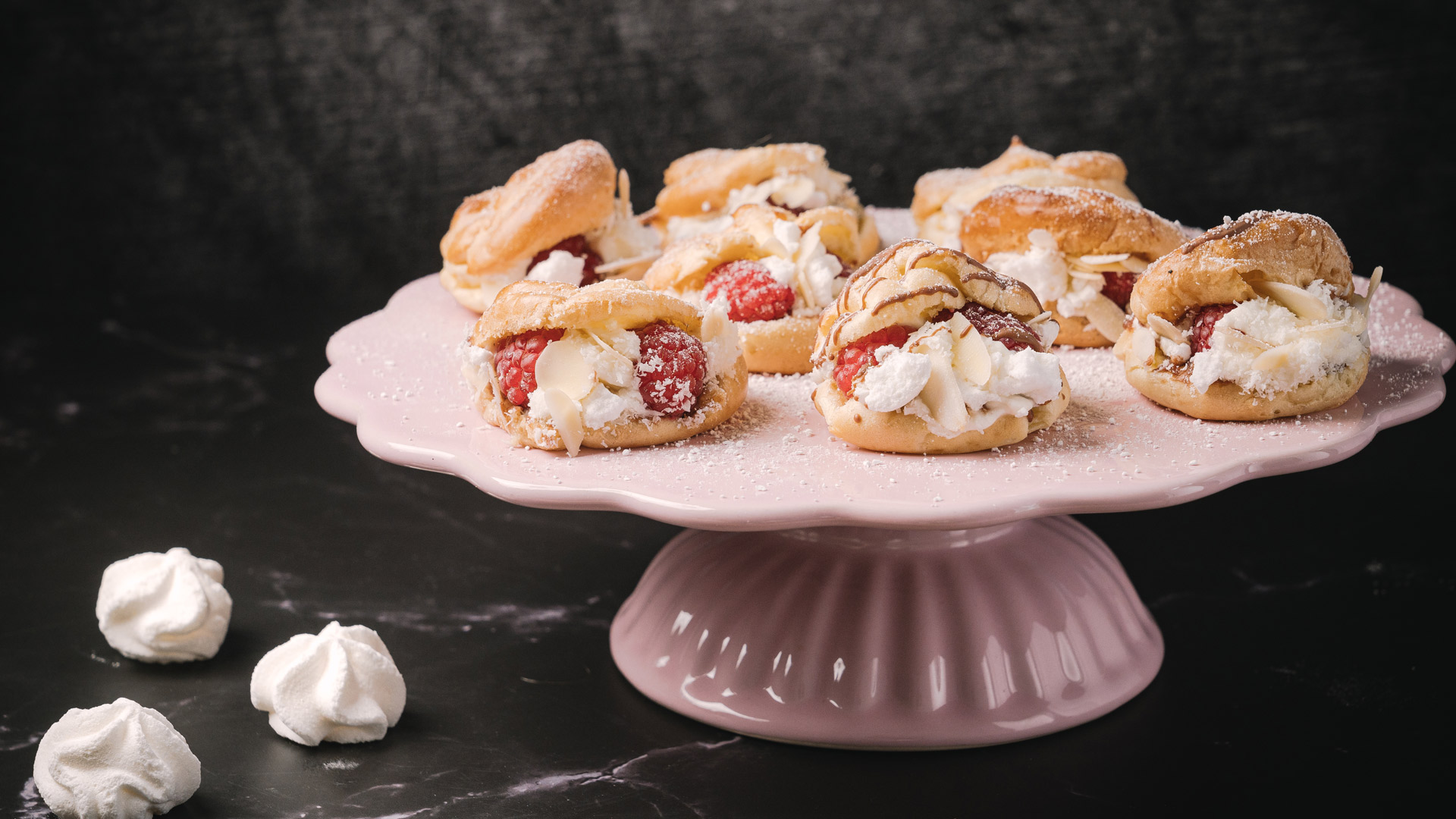 Luftige Windbeutel mit Himbeer-Sahne-Füllung aus der Black Box Luftige Windbeutel mit Himbeer-Sahne-Füllung aus der Black Box