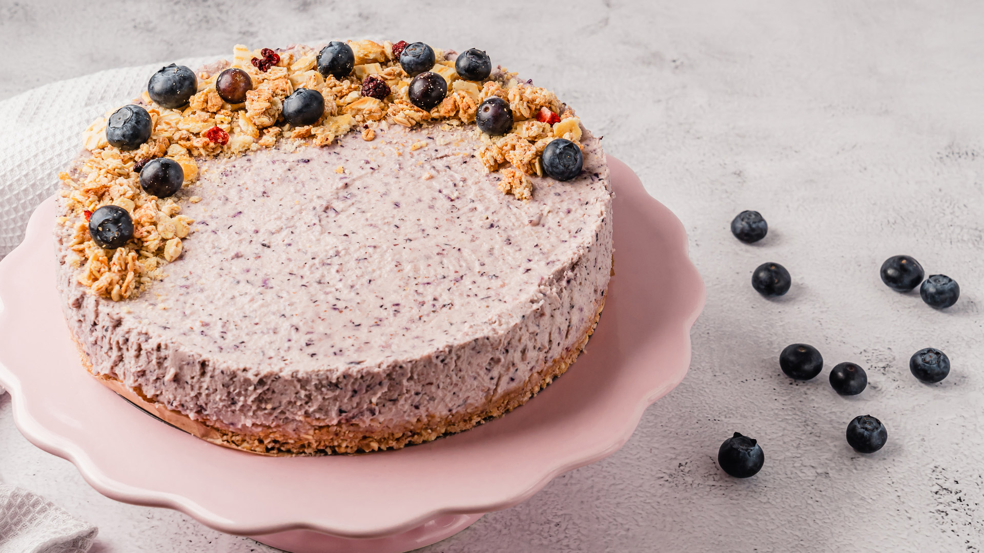 Fruchtiger No-Bake-Blaubeerkuchen mit knusprigem Müsli-Boden