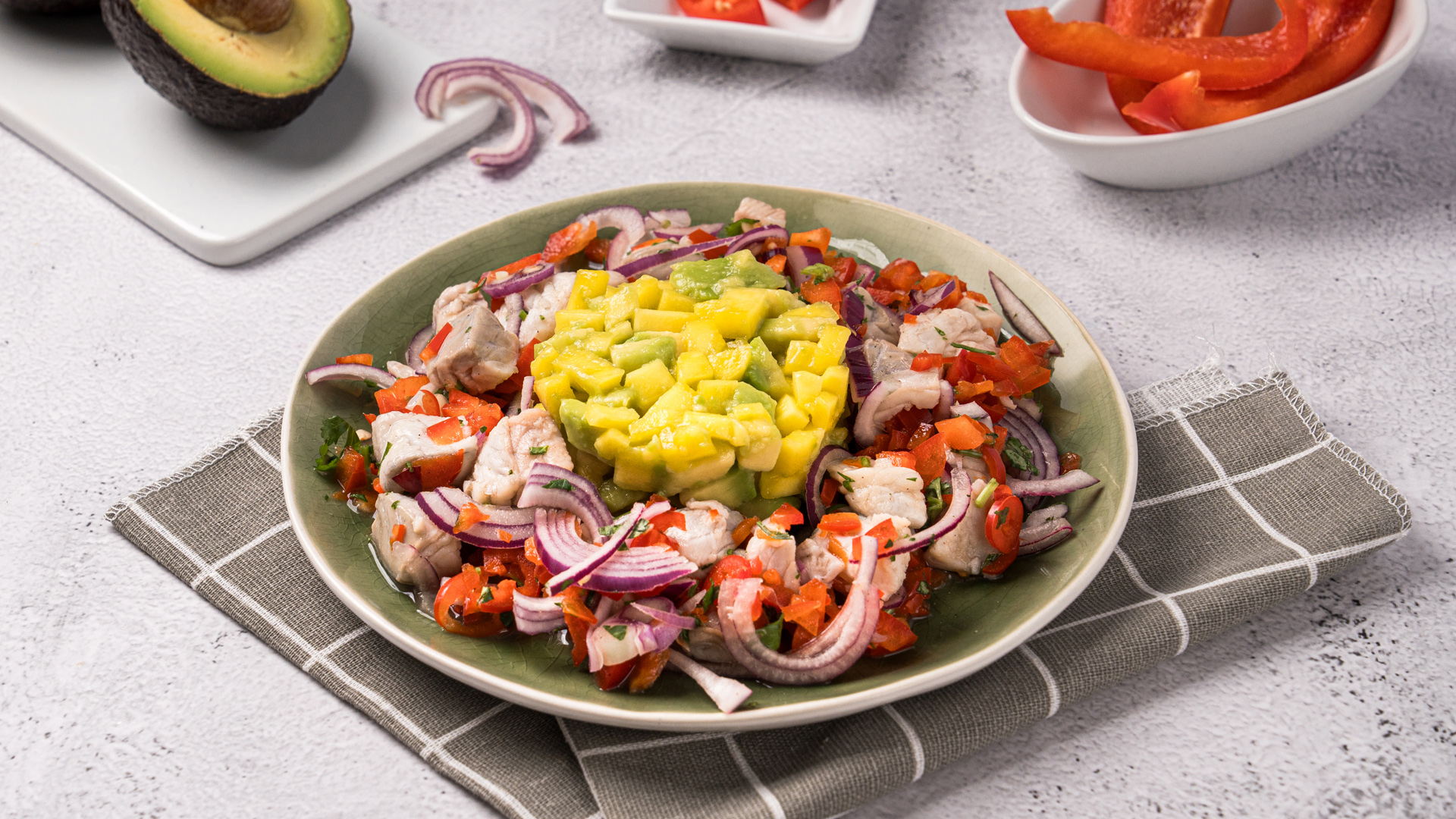 Fancy Fischsalat mit fruchtigem Avocado-Mango-Tatar