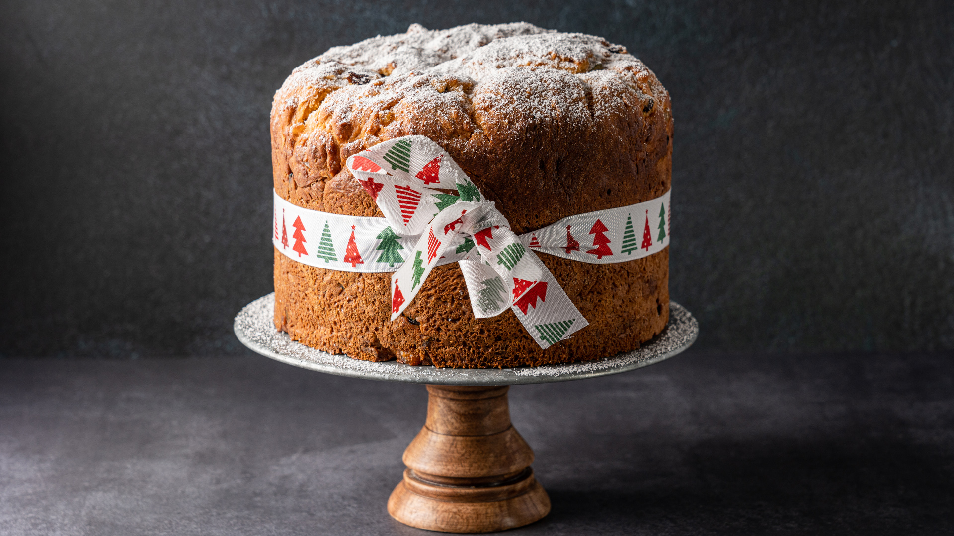 Italienischer X-Mas-Kuchen mit kandierten Früchten und Rosinen