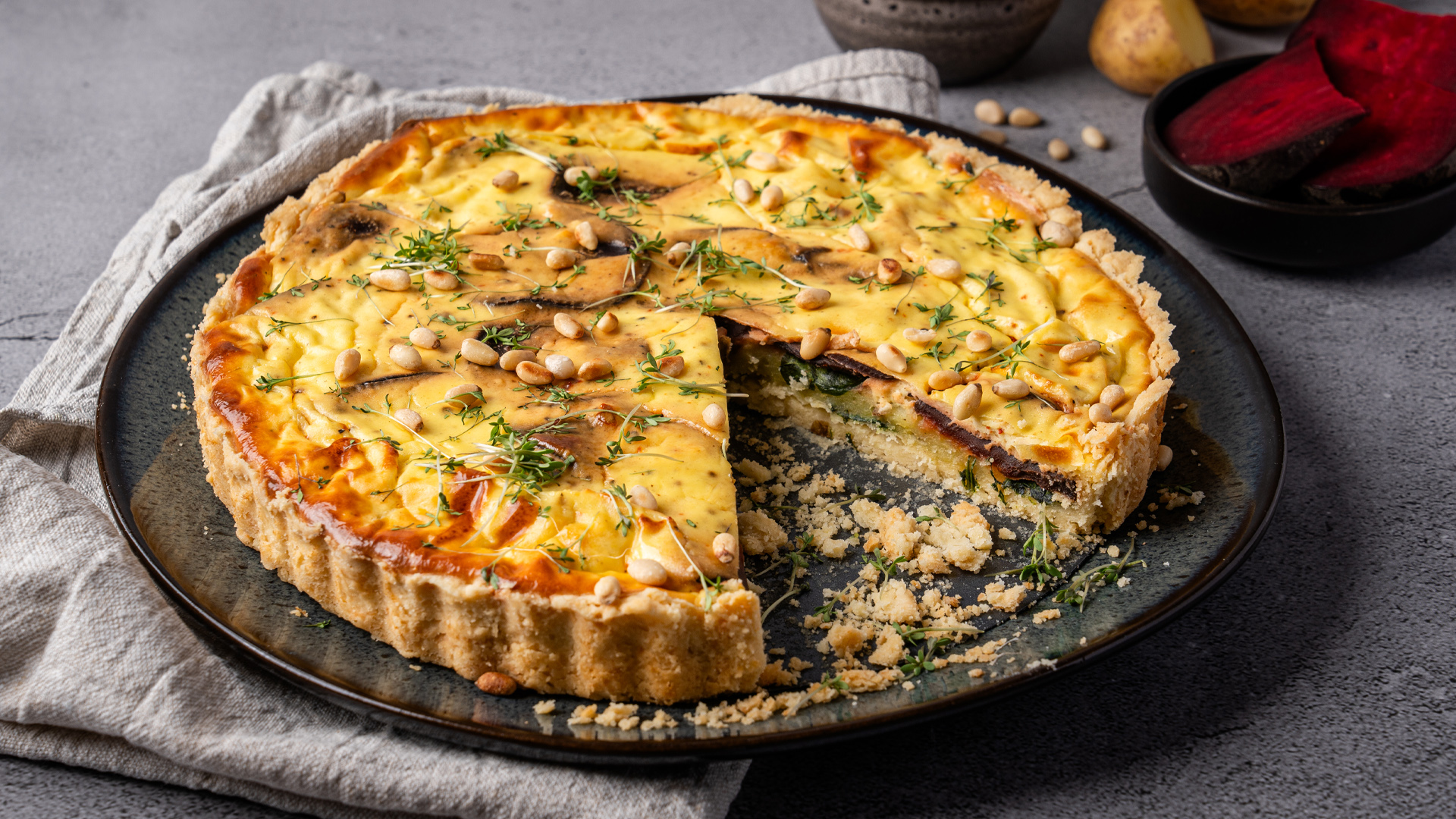 Herzhafte Quiche mit Kartoffel-Spinat-Stampf und Roter Bete Herzhafte Quiche mit Kartoffel-Spinat-Stampf und Roter Bete