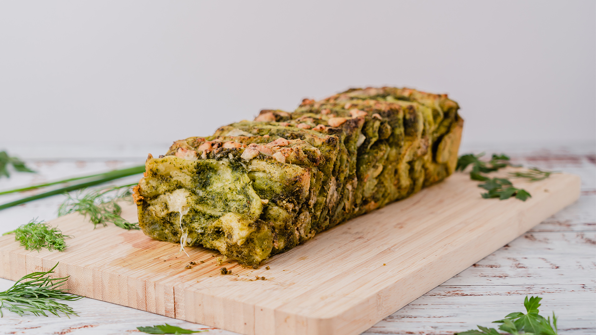 Fluffiges Pull-Apart-Bread mit Kräuterpesto und Parmesan